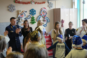 Почему новогодние утренники в детских больницах с участием чиновников выглядят фальшиво и цинично